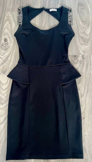 Vestido de fiesta negro con detalles