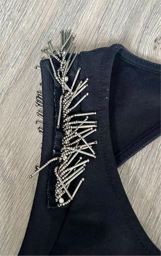 Vestido de fiesta negro con detalles