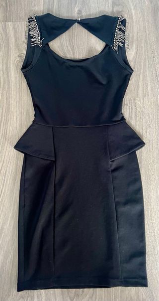 Vestido de fiesta negro con detalles