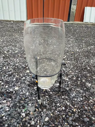 Jarron de cristal con soporte metálico