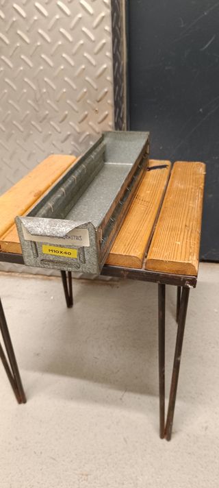 Estanterías, bandejas y cajones metálicos.