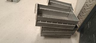 Estanterías, bandejas y cajones metálicos.