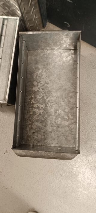 Estanterías, bandejas y cajones metálicos.