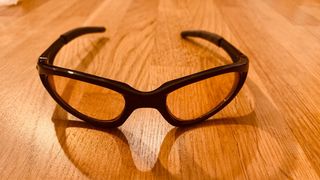 Gafas de sol negras con lentes naranjas