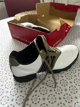 Zapatillas de golf Adidas blancas y beige