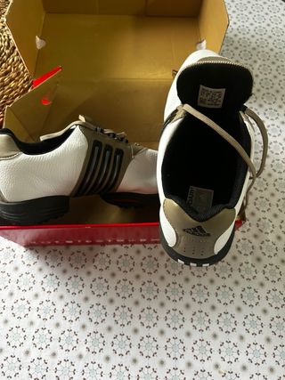 Zapatillas de golf Adidas blancas y beige