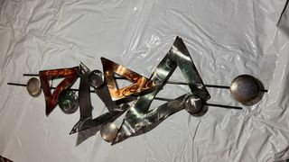 Adorno de pared metálico multicolor