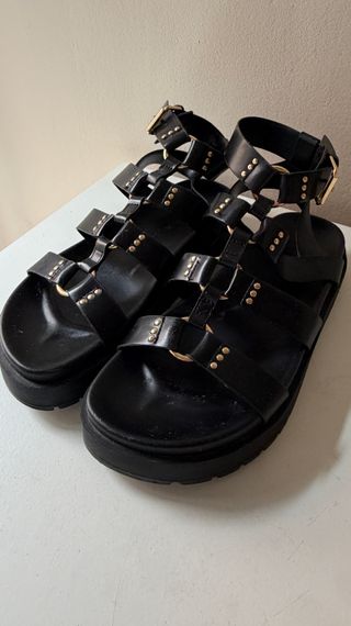 Sandalias negras de plataforma estilo gladiador co