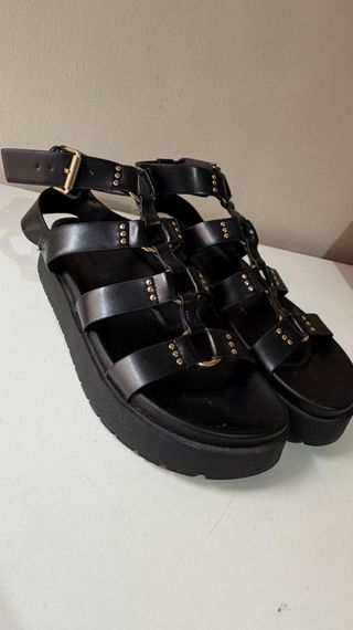 Sandalias negras de plataforma estilo gladiador co
