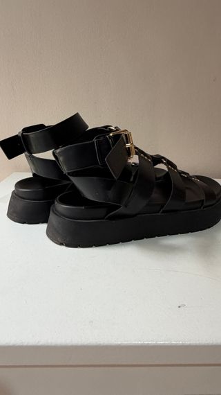 Sandalias negras de plataforma estilo gladiador co