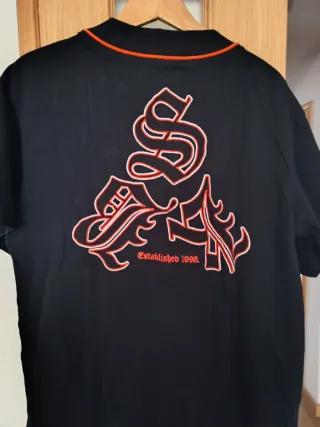 Camisa Negra Béisbol Letras Rojas Blancas