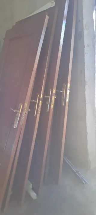 Puerta de madera con manilla dorada