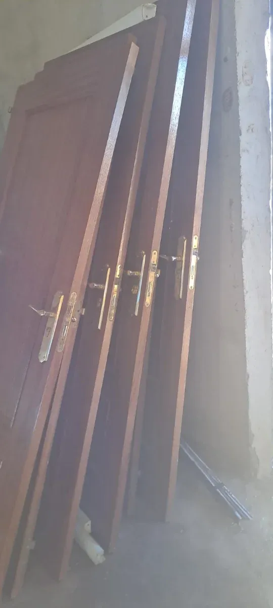 Puerta de madera con manilla dorada