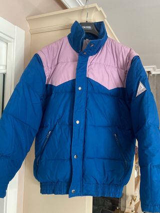 Abrigo plumífero azul marino y rosa