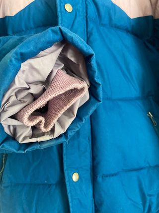 Abrigo plumífero azul marino y rosa
