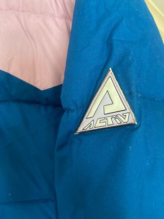 Abrigo plumífero azul marino y rosa