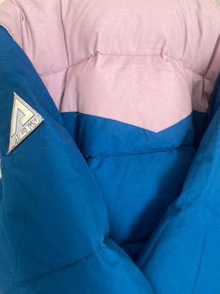Abrigo plumífero azul marino y rosa
