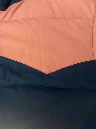 Abrigo plumífero azul marino y rosa