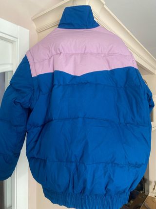 Abrigo plumífero azul marino y rosa