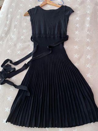 Vestido largo negro plisado con cinturón
