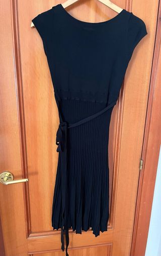 Vestido largo negro plisado con cinturón
