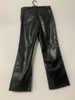 Pantalón efecto cuero negro