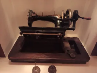 Máquina de coser antigua de manivela