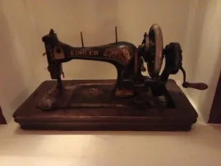 Máquina de coser antigua de manivela