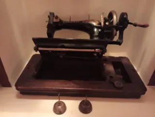 Máquina de coser antigua de manivela