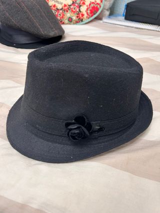 Sombrero negro con flor