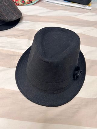 Sombrero negro con flor