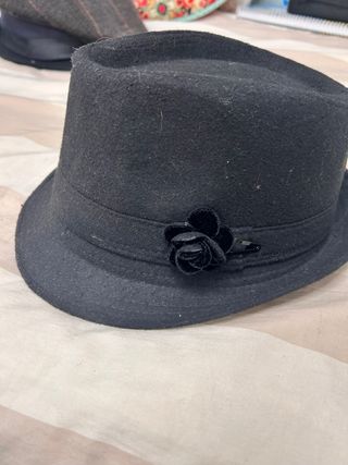 Sombrero negro con flor