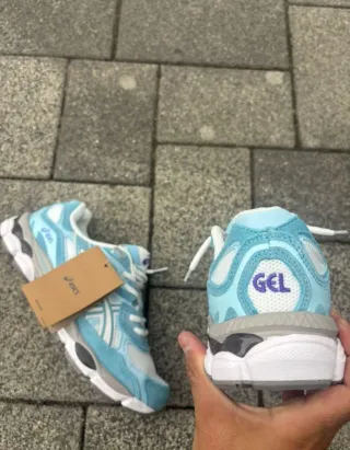 Asics Gel Azules y Blancas Talla 42
