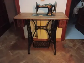 Máquina de coser Singer con mueble