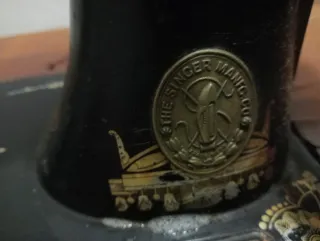 Máquina de coser Singer con mueble