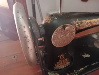 Máquina de coser Singer con mueble