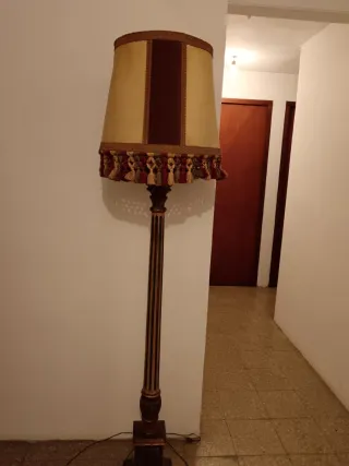 Lámpara de pie de madera y tela