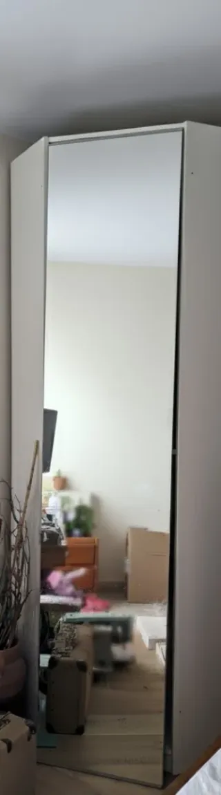 Armadio ad angolo fuori produzione. È smontato