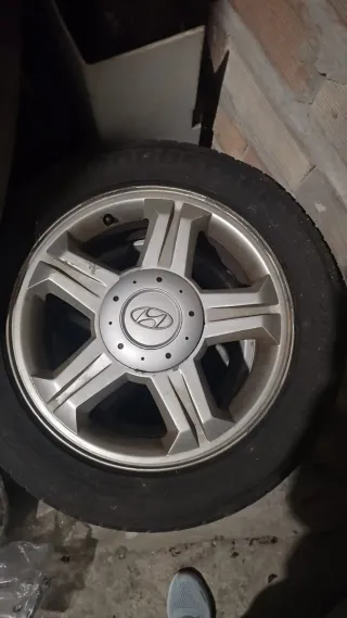 Llantas Hyundai 16 con defectos, pero servibles.