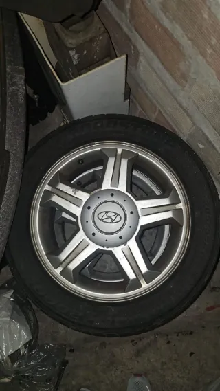 Llantas Hyundai 16 con defectos, pero servibles.