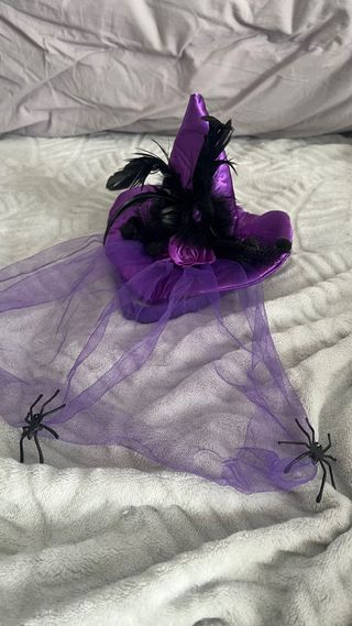 Diadema de bruja morada con arañas