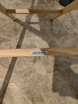 Moisés de mimbre con soporte de madera.