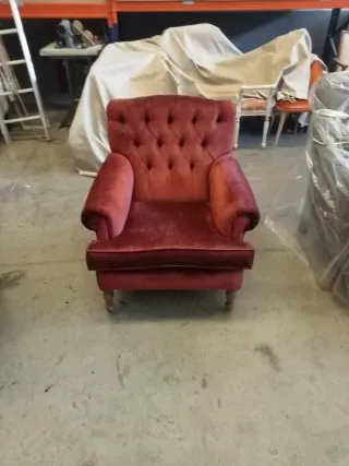 Sillón de terciopelo granate