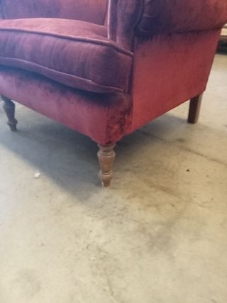 Sillón de terciopelo granate