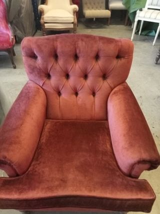 Sillón de terciopelo granate