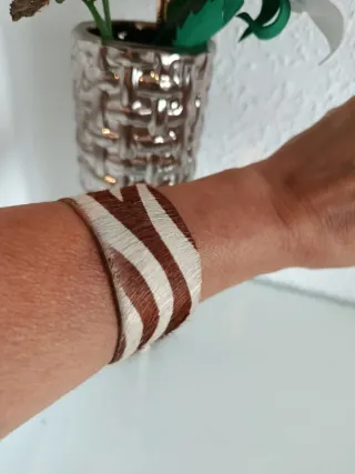 Pulsera cimarrón marrón y blanca
