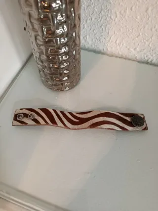 Pulsera cimarrón marrón y blanca