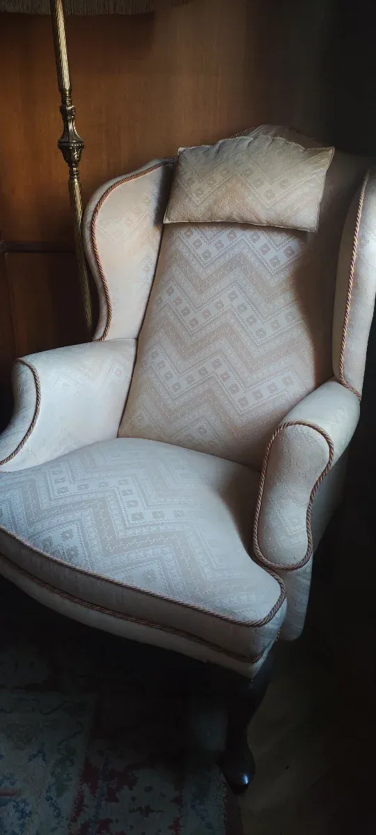 Butaca de madera tapizada.