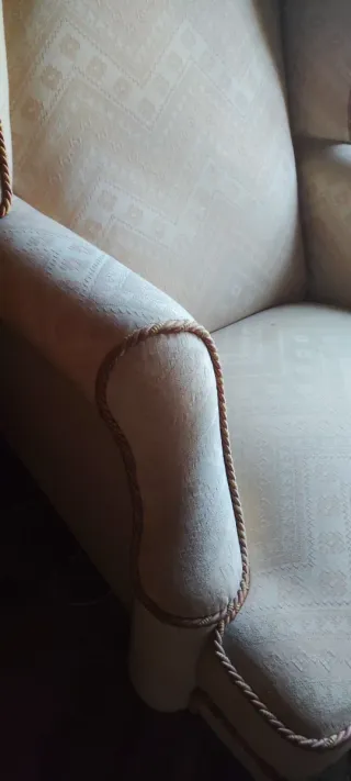 Butaca madera tapizada. En venta sólo hasta enero.