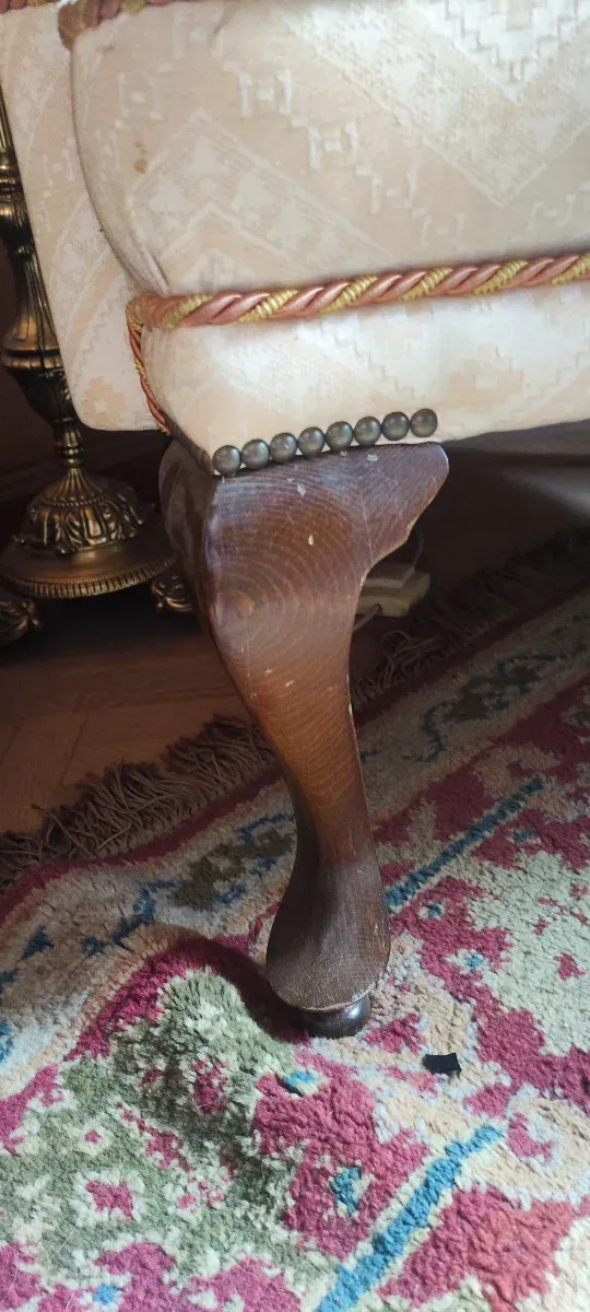 Butaca de madera tapizada.